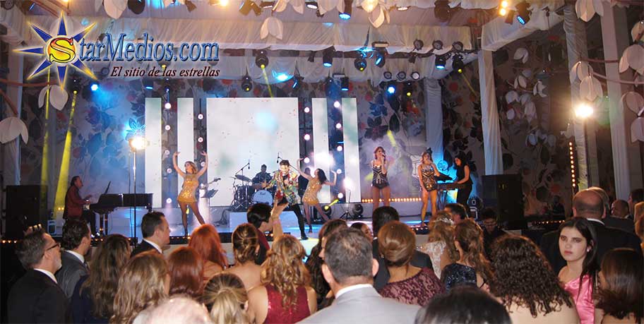 Quinceanera fiesta de XV con grupo musical en escenario padrinos