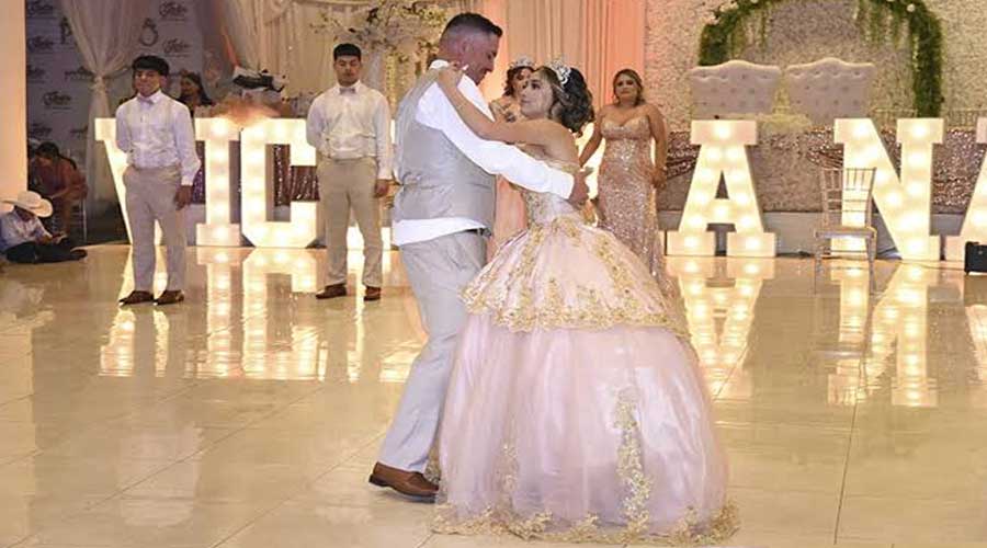 Quinceanera vals con padrinos fiesta de XV años