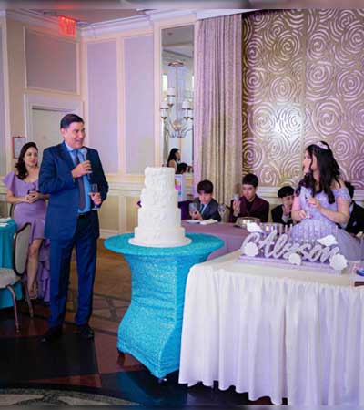 Padrinos brindis Quinceanera fiesta de XV años que hace